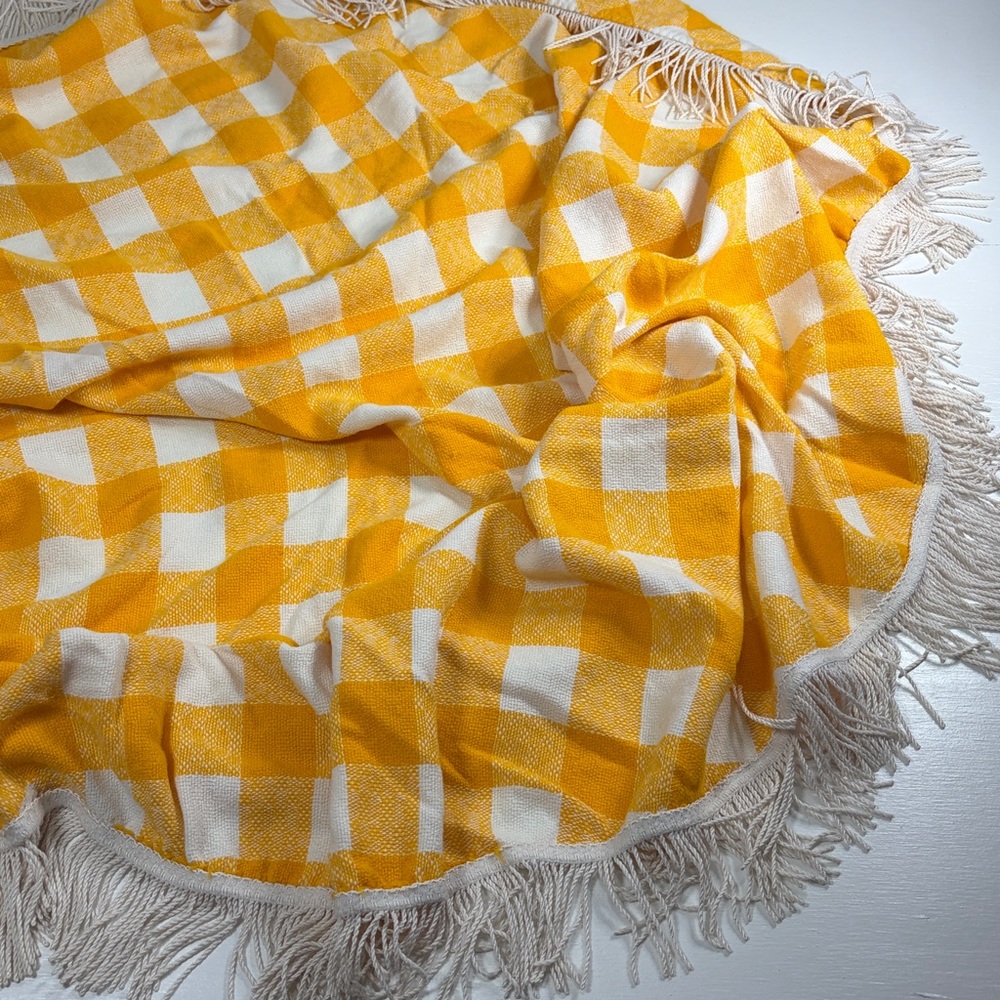 Vintage tablecloth with fringe 1970s yellow and white gingham 52 inch diameter - Picture 3 of 6